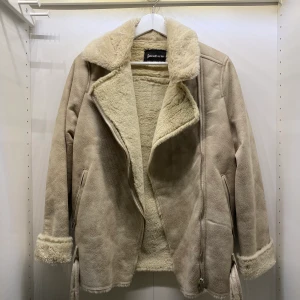 Aviator jacka  - En gräddvit aviatorjacka. Ny i skick 