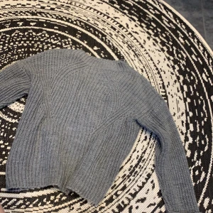 Grå stickad  - En grå stickad tjocktröja, jätte skönt material o varm. 