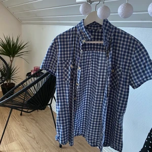 SKJORTA - Skjorta i storlek M i superfint skick! Den sitter dock lite mer som en S. 50 kr + frakt 🚚 