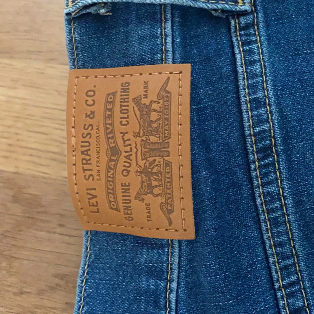 Snygga Levis byxor med mörkblå slitning 🌸 aldrig använda. Jeans & Byxor.