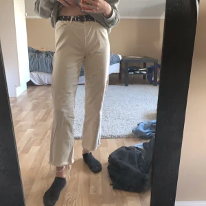 vita mom jeans ifrån vero moda - vita bekväma mom jeans köpa på veromoda. Helt nya! storlek:  W 28 & L 30. 150kr + frakt!💕