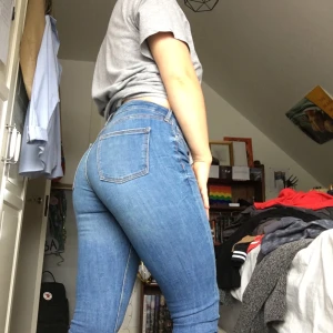 Zara jeans storlek 38 - Jeans storlek 38 sitter tajt (jämfört med andra byxor 38) även om tyget är stretchigt, väldigt bra skick endast använda fåtal gånger, säljs på grund av inte riktigt min stil, frakt tillkommer🌹