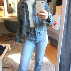 Snygg jeansjacka - Blå jeansjacka från &Now från H&M. Limited edition garment. Köpt för en väldigt massa år sedan. Inga slitningar eller täcken på användning. Jag är 165cm 🌟