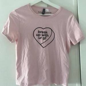 T-shirt - Ljusrosa, inköpt förra sommaren, använd 2 gånger. 