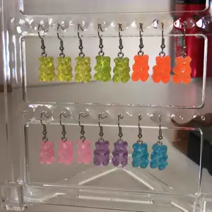 Handgjorda gummibjörnsörhängen i flera olika färger, krokarna är nickelfria💗*BLÅ, LILA OCH ROSA Kostar 59, med gratis frakt!!🤩halsbandet på sista bilden 40 kronor🤪Frakt 15 kronor! 