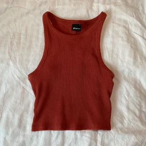 Snygg croptop - Snygg croptop från Gina Tricot.  (Sista bilden är en bild på baksidan)  Köparen betalar för frakten! 💕