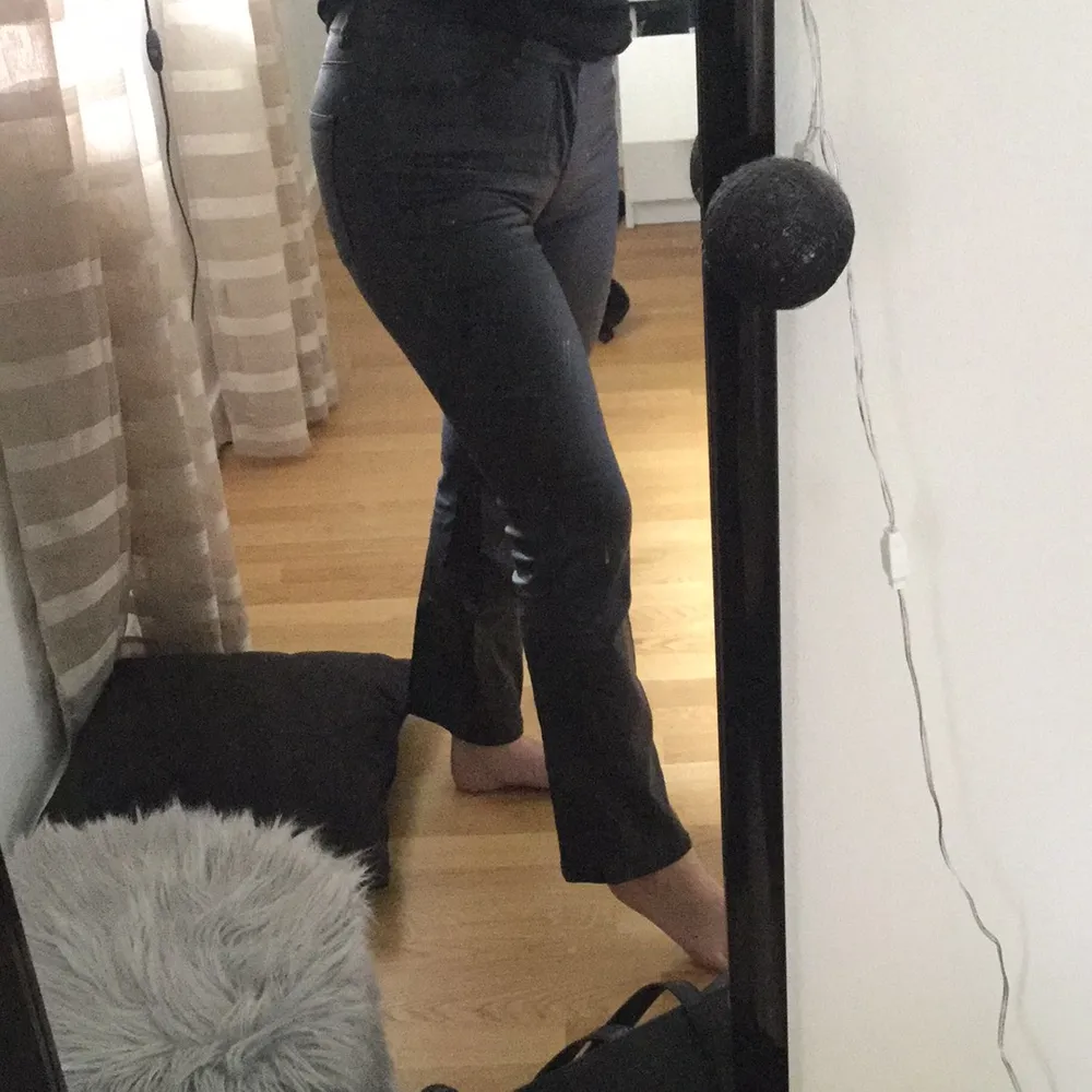 Skinnbyxor från Vero Moda med Bootcut effekt. Storlek S och längd 30. Passar bra på M också eftersom de är stretchiga. Inga skador, Jag är 158 cm lång.. Jeans & Byxor.