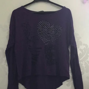 Långärmad tröja  - En lilla långärmad tröja där det står L💖VE 