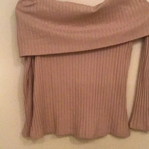 Off-shoulder tröja - Tight off shoulder köpt på river island säljer pga för stor, org pris 350, budning eller byten funkar också