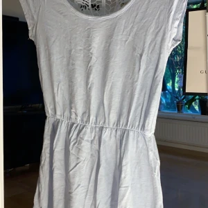 Somrig klänning från Gina Tricot,strl XS - Vacker och somrig blå klänning från Gina Tricot, knappt använd. Strl XS, frakt tillkommer vid köp. 💞