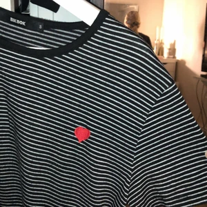 Randig t-shirt från bibok!!  - T-shirt från bikbok! Lite noppig därav priset