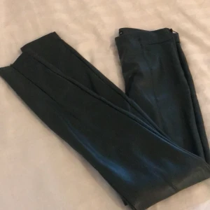  mörkgröna skinbyxor! - Coola gröna skinbyxor som knappt är använda! 