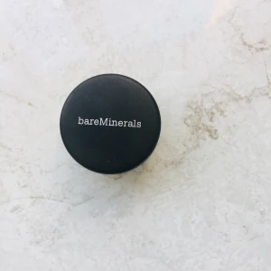 Säljer bareMinerales - Säljer nu BareMinerales svart ögonskugga. Alldrig använd. Ny pris- 516kr mitt pris- 100kr. Drygt lite mer än halva kvar (3/4). Köparen står för frakten! 