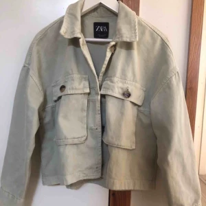 - Grön vårjacka från zara, så fin verkligen men har andra jackor jag använder mer, den är väl använd men fortfarande väldigt bra skick!  Frakt kostnad tillkommer på 79kr✨