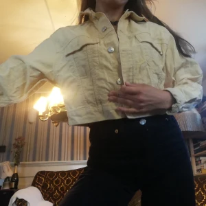Jeansjacka - 🦋 Croppad gul jeansjacka köpt på topshop, en aning urtvättad men fin färg ändå. Säljer på grund av att jag inte trivs i korta jackor längre. Nypris 599:-, säljs för 250:- inkl frakt. 🦋