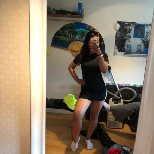 tajt t shirt klänning - svart t shirt klänning som sitter tajt i strl S! är lite kort och sitter ganska tajt! möts upp i sthlm