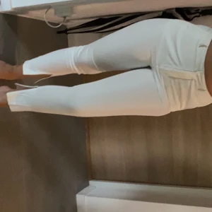 Vita kostymbyxor - Från bikbok i strl 38 mer som 36. Justerbar slits (går att stänga och öppna)