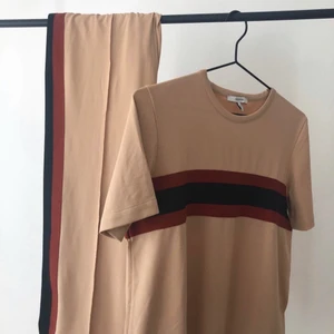 Ganni set - Säljer detta fina ganni set pga att den inte kommer till användning. Byxorna är i storlek 36 och tröjan i 34. Nypris 2700 kr