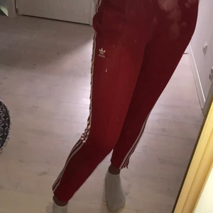 röda adidas byxor  - ett par röda adidas byxor som jag har bestält från zalando. jätte bra skick , har inte andvänt dem alls många gånger. säljer för 100 kr + frakt storlek 36