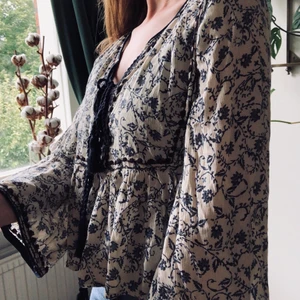 Blommig blus - Blåblommig blus från Zara. I gott skick. Finns i Örebro. 