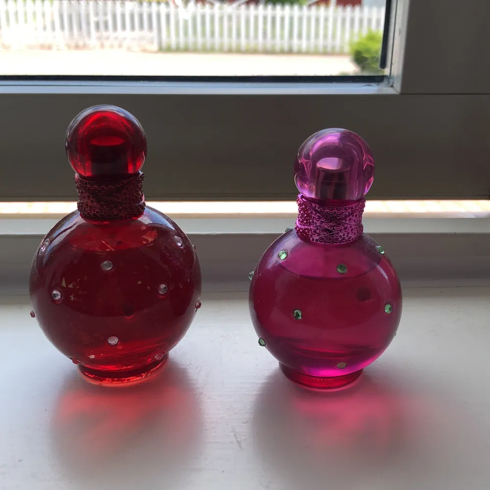 Knappt använda parfymer som bara står. Köp båda för 50kr eller 30kr/st. Finns att hämta i Kalmar eller så postar jag. - flera intresserade. Övrigt.
