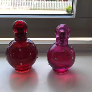 Knappt använda parfymer som bara står. Köp båda för 50kr eller 30kr/st. Finns att hämta i Kalmar eller så postar jag. - flera intresserade