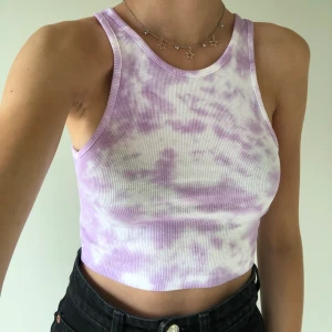 Tie dye färgat linne 3 :) - Ett supersnyggt tie-dye färgat linne i en croppad modell. Har aldrig använt så det är nyskick. Frakt tillkommer på 22kr. Eftersom dessa linnen är väldigt populära och många vill köpa är det viktigt att man kan swisha direkt! :) 