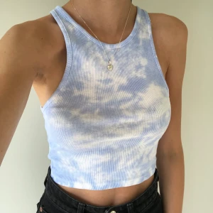 Tie dye färgat linne 8 :) - Ett supersnyggt tie-dye färgat linne i en croppad modell. Har aldrig använt så det är nyskick. Frakt tillkommer på 22kr. Eftersom dessa linnen är väldigt populära och många vill köpa är det viktigt att man kan swisha direkt! :) 