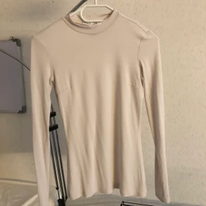 Vit halvpolo XS - Vit (lite åt det mörkare hållet mot grått/lika) halvpolo. Fint skick. 