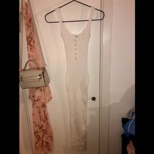 Ribbad långklänning  - Jättefin ribbad klänning från missguided, ser liten ut men den är väldigt stretchig och passar Xs-S.