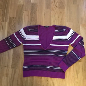 V-ringad tröja - Tröja med lite tjock material som är v-ringad. Du kan ha på dig den så eller med ett svart/vitt linne under! Styla hur du vill! Som ny! Kan tänka mig att gå ner i pris vid snabb affär