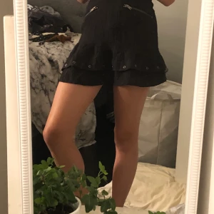 Kjol - Säljer denna jättefina kjol då den inte kommer till användning eftersom att det inte är min stil🥰 Fri frakt