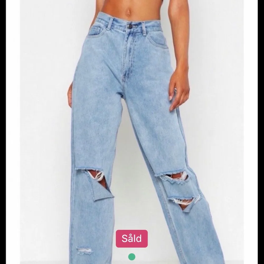 Måste tyvärr sälja dessa populära jeans från boohoo. Köpta här på Plick men var tyvärr flr lång för mig :) prislappen är kvar! Buda i kommentarerna . Jeans & Byxor.