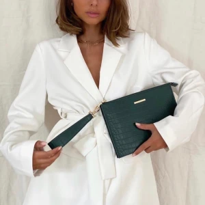 Ideal of Sweden Croco Pouch Evergreen - Helt ny necessär från Ideal of Sweden i mörkgrönt croco pattern. Skitsnygg att ha som väska/clutch till en outfit! Nypris är 699kr, frakt tillkommer :) 