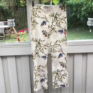 Byxor från zara 🌿 - Mönstrade byxor från Zara, jättefina men tyvärr för små för mig. Storlek S och något liten i storlek. Lagom i längd för mig som är 157cm 🍓 pris: 60kr + eventuell frakt 