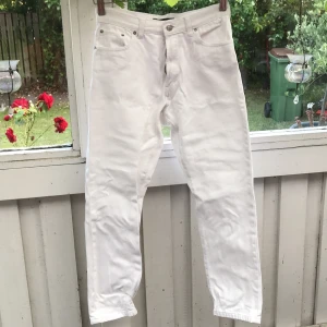 Vita jeans från bikbok ✨ - Vita jeans från bikbok, knappt använda i storlek S. Hör av dig om du vill veta mer. 🌸 pris: 60kr + eventuell frakt 