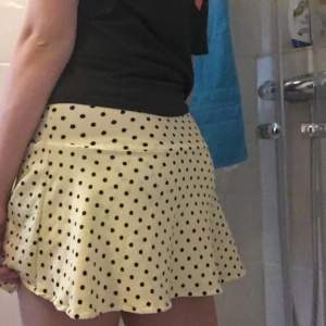 Söt kjol från zara, finns inbyggda shorts i💗, 120kr inkl frakt