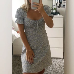 Klänning - En super gullig och fin blå klänning med gula och vita prickar på. Super bra skick då den bara är använd en gång. Frakt tillkommer❤️