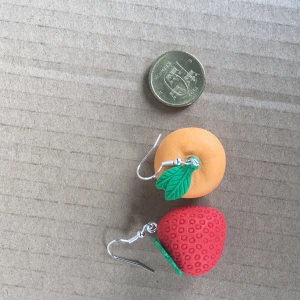 frukt örhängen!  - säljer jordgubb och apelsin örhängen gjorda av sudd! köp båda för 100kr inkl frakt eller ett för 60inkl frakt! 30/15kr går till valfri organisationen som jag swishar, bevis skickas till köparen!