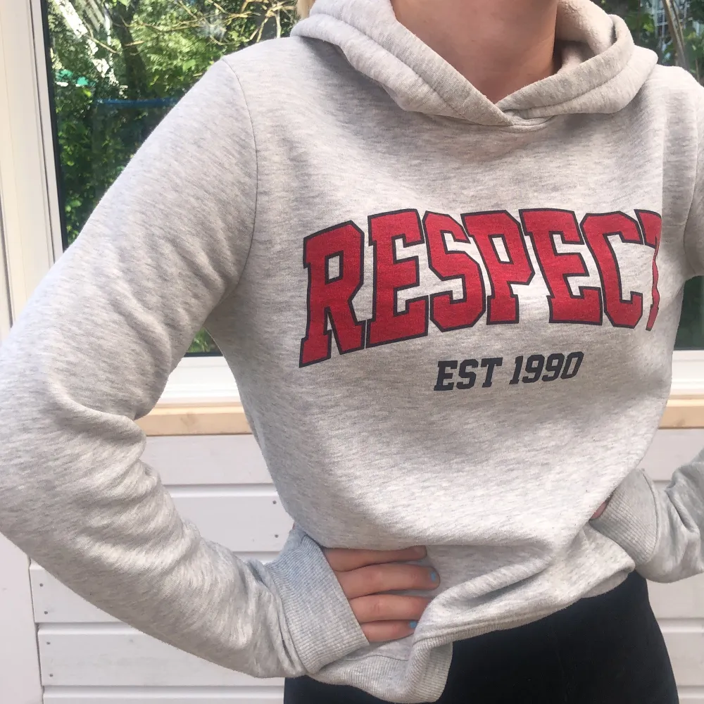 En skön hoodie från Gina Tricot i strl S, med ett tryck på framsidan som det står Respect på. Köpt för 249kr, köpare står för frakt. Hoodies.