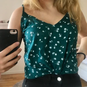 Blommigt H&M linne - Grönblommigt linne i storlek 36 från H&M💚