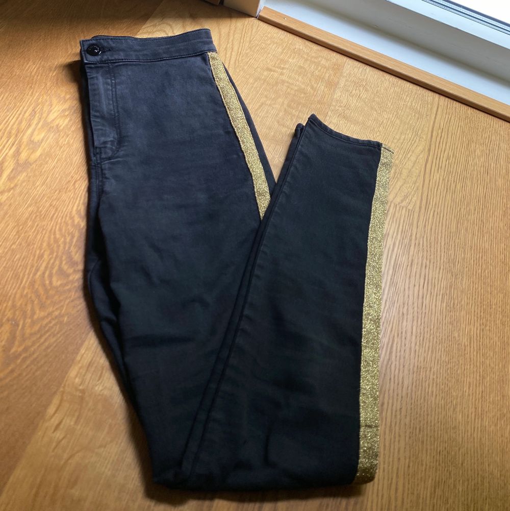 Snygga svarta jeans med guldrevärer | Plick Second Hand