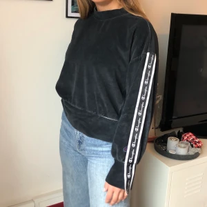 Champion sweater - Mysig, cool sweater från Champion i storlek XS i materialen 80% bommul, 20% polyester. Använd ett fåtal gånger