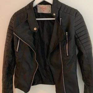 Chiquelle skinjacka svart st 36 - Köpte jackan från chiquelle och använt den ett fåtal gånger. Jackan är i jätte bra skick och har en bra passform. Jackan är köpt för 699kr.