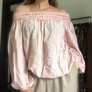 Axellös topp från H&M strl 38 - Ljusrosa axellös topp från H&M i storlek 38. Plagget är i fint skick och sparsamt använd! Köparen står för frakten och jag kan samfrakta om man är intresserad av några av mina andra plagg jag säljer 🌸