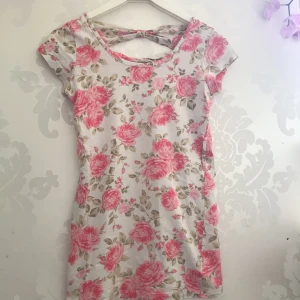 T-shirt  - En fin somrig T-shirt med rosetter vid ryggen, från kapphal 