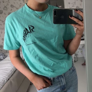 Tisha från Santa Cruz  - Tisha från Santa Cruz i en snygg färg och med det coolaste trycket på ryggen, perfekt i sommar 💕 buda i kommentarerna då det är fler intresserade 