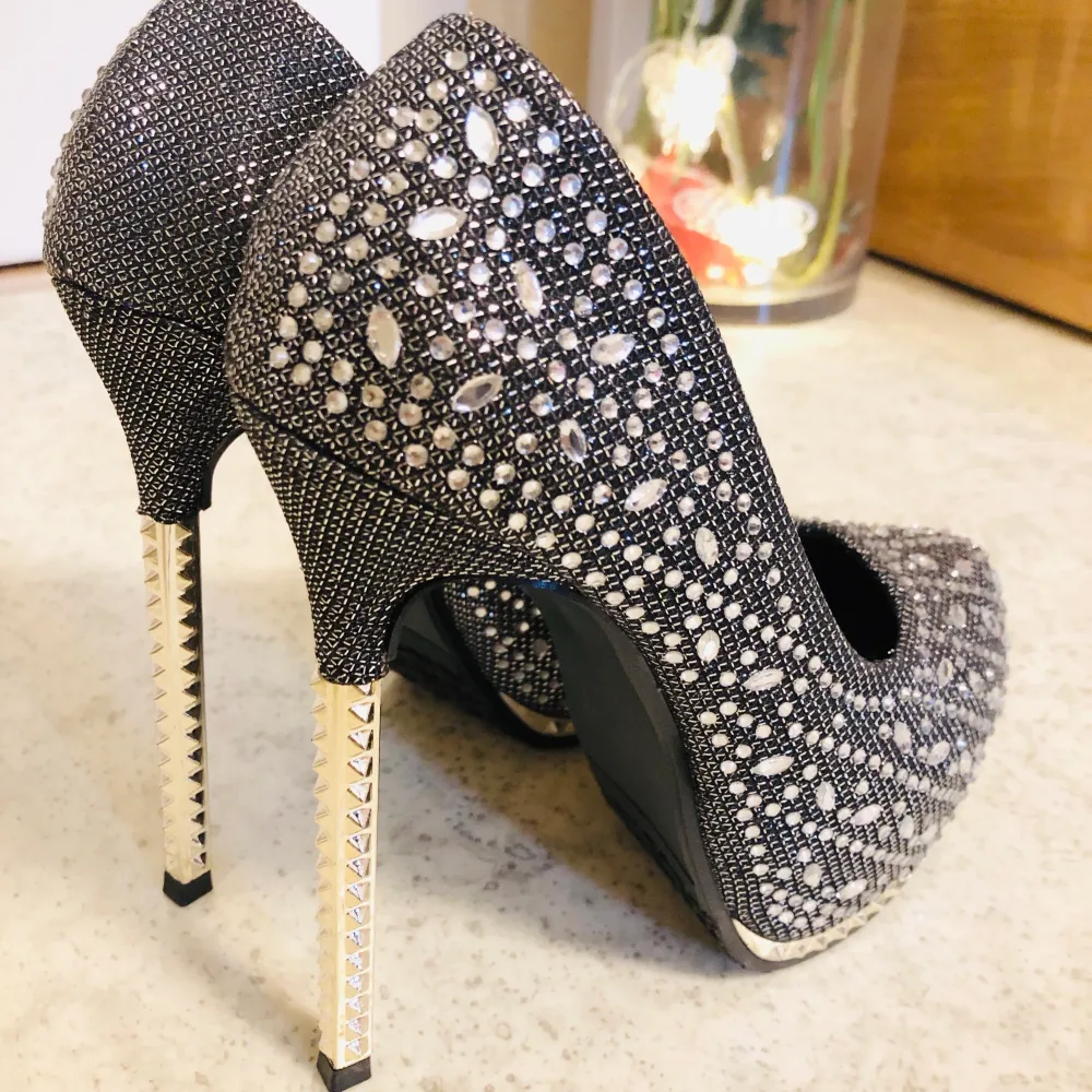 This gorgeous 35size in 3inches high heel. Brand new, very sexy and elegant but it’s too high for me!!! 💃🏼👠👗 include frakt 🦋🦋🦋. Skor.