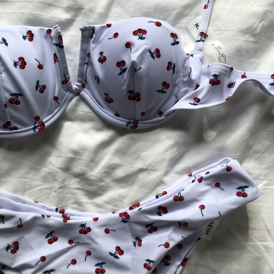 Oanvänd bikini i storlek xs från shein - 90