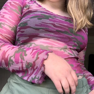 Vintage 90-tals meshtröja y2k camouflage - Vintage meshtröja från crocker med camouflagemönster. Storlek: xs (dock väldigt strechig så passar upp till L). Frakt tillkommer på 22kr.